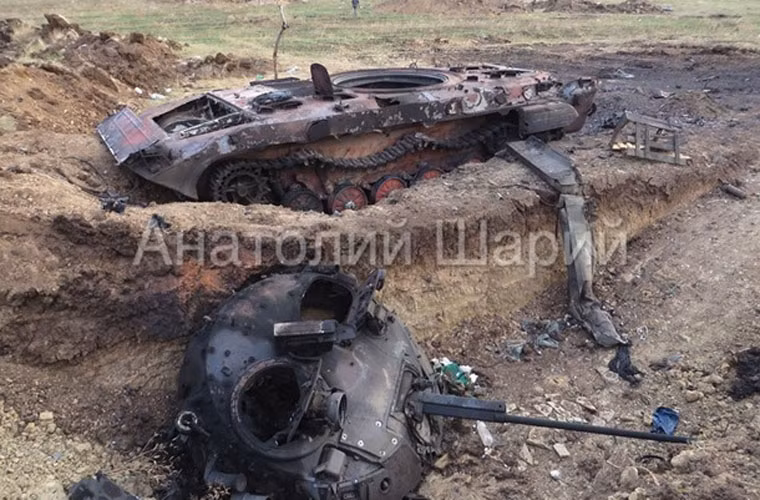 Xe chiến đấu bộ binh BMP-2 này dù đã nằm trong công sự phòng ngự nhưng không tránh khỏi thảm kịch, ảnh chụp ngày 18/7/2014.