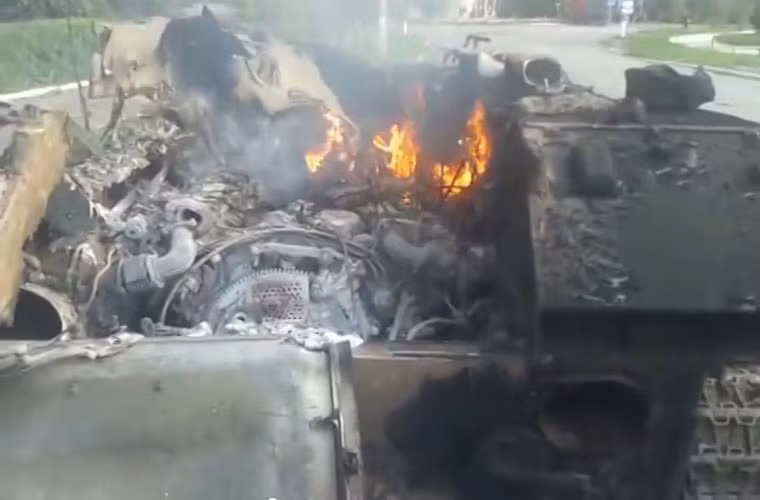 Xe thiết giáp chở quân lính dù BTR-D bị phá nát phần vỏ bọc bên ngoài, trơ ra phần động cơ, ảnh chụp hôm 31/7.