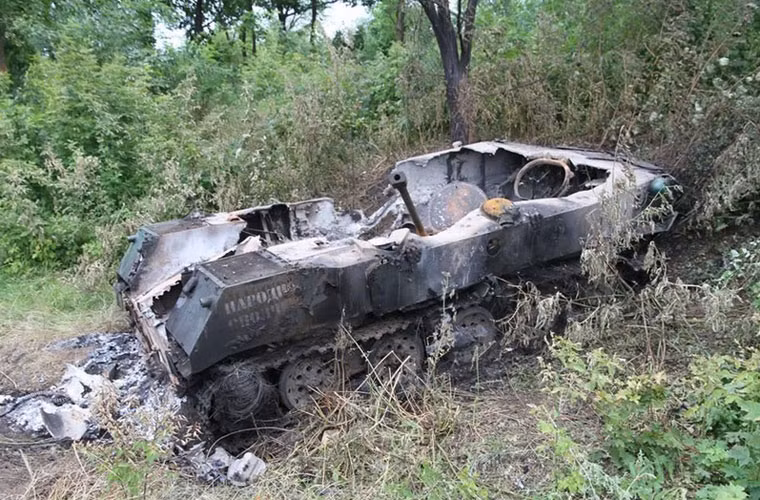 Còn đây là một chiếc xe chiến đấu của lính dù Ukraine BMD-2 bị phá hủy vào ngày 5/7/2014.