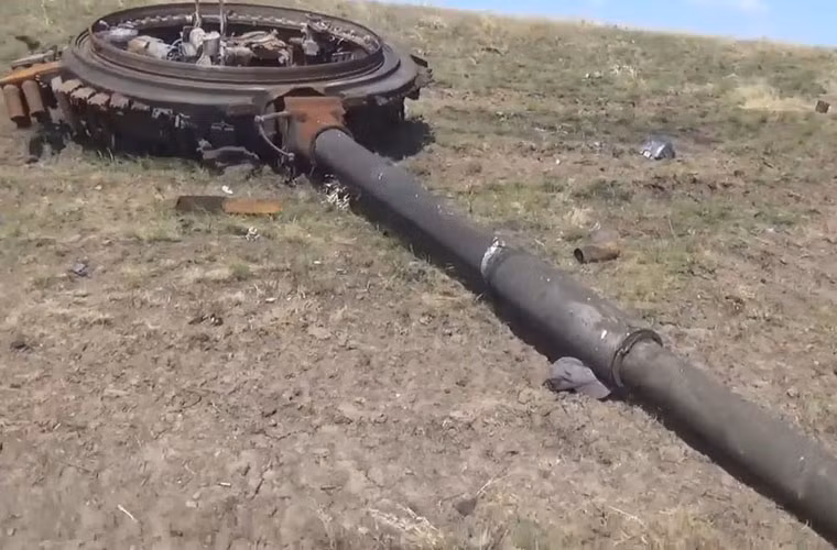 Tháp pháo xe tăng chiến đấu chủ lực T-64BV bị bay xa khỏi phần thân, ảnh chụp ngày 5/8.