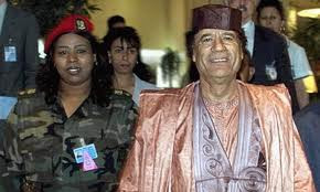 Ngày nay, khá nhiều vệ sĩ là nữ giới. Họ phải trải qua một khóa huấn luyện gian khổ để học các kĩ năng như: sử dụng vũ khí, chiến đấu tay bo...