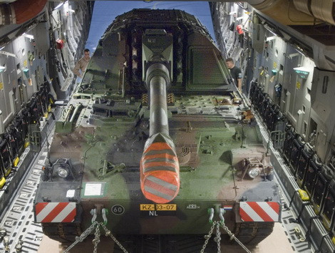 PzH 2000 được vận chuyển bằng máy bay đến Afghanistan.