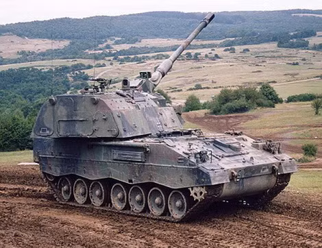 Với khả năng cơ động tốt, tầm bắn nhanh, xa, chính xác thì PzH 2000 thực sự là một loại vũ khí lợi hại.