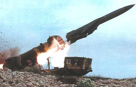 Đạn tên lửa P-35B được động cơ khởi tốc đưa ra khỏi ống phóng.