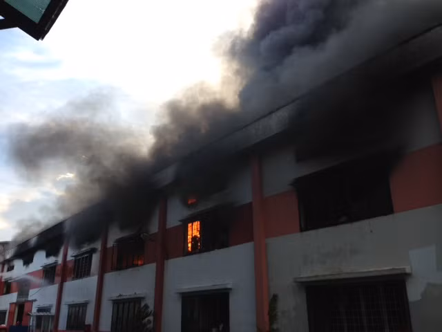 Hiện trường vụ hỏa hoạn tại Công ty Shang One và chi nhánh Công ty cổ phần công nghiệp Đông Hưng (tên cũ là Duy Hưng, địa chỉ số 10, Đại lộ Độc Lập, KCN Sóng Thần, TX Dĩ An, Bình Dương) vào chiều ngày 18/5.