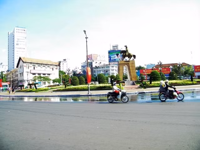 Khu vực vòng xoay Quách Thị Trang (trước chợ Bến Thành) nằm ngay trung tâm TP.HCM luôn tấp nập phương tiện và du khách.