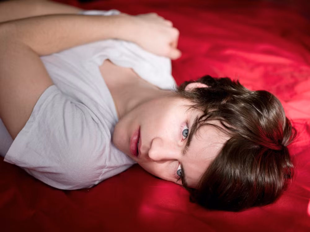 Các cách tạo dáng, ánh nhìn của người mẫu cũng thể hiện được phần tâm hồn mong manh "dễ vỡ" giống với phụ nữ.