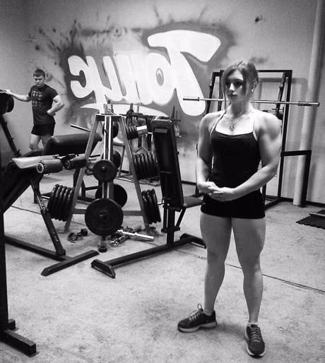 Hình ảnh Vins trong phòng tập khoe được những múi cơ bắp rắn chắc không thua kém vận động viên thể hình.