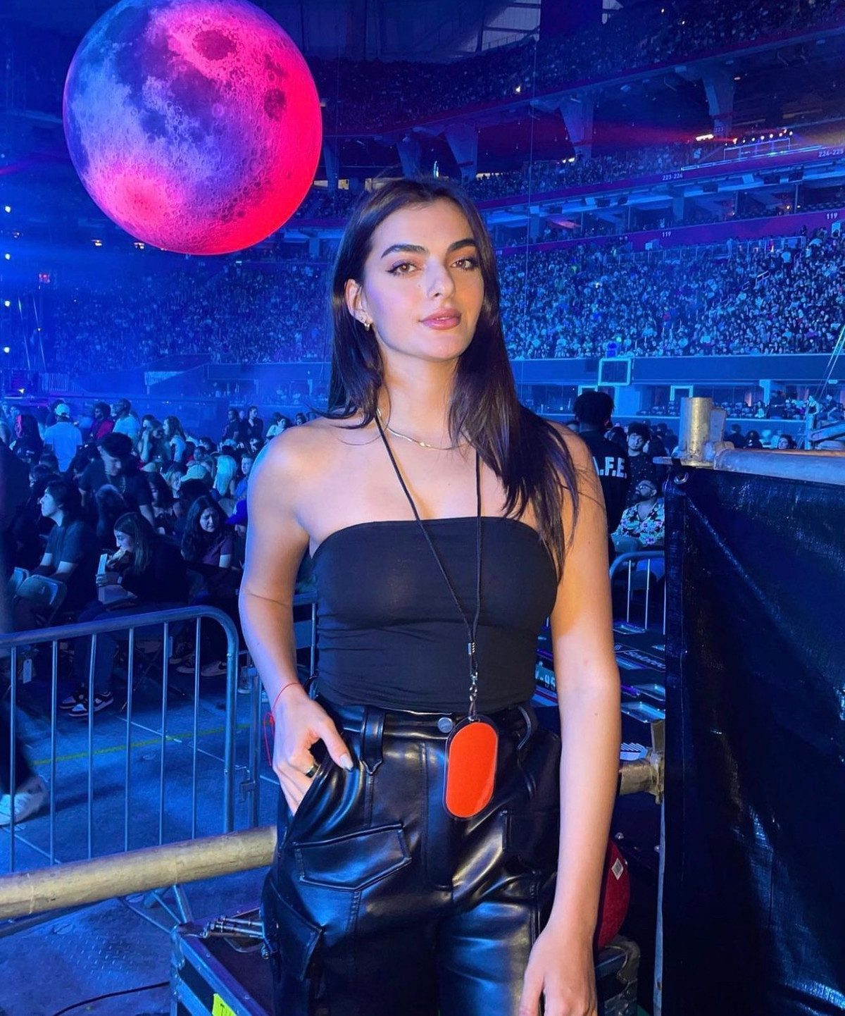 Trước khi nghiêm túc theo đuổi đua xe, Breidinger là người mẫu cho thương hiệu nội y SKIMS của Kim Kardashian. Do vậy, cô nhận phải nhiều ý kiến tiêu cực khi chuyển hướng nghề nghiệp.