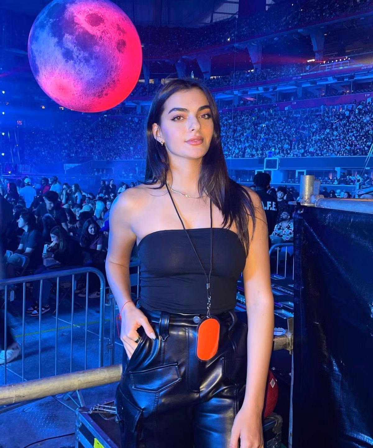 Trước khi nghiêm túc theo đuổi đua xe, Breidinger là người mẫu cho thương hiệu nội y SKIMS của Kim Kardashian. Do vậy, cô nhận phải nhiều ý kiến tiêu cực khi chuyển hướng nghề nghiệp.