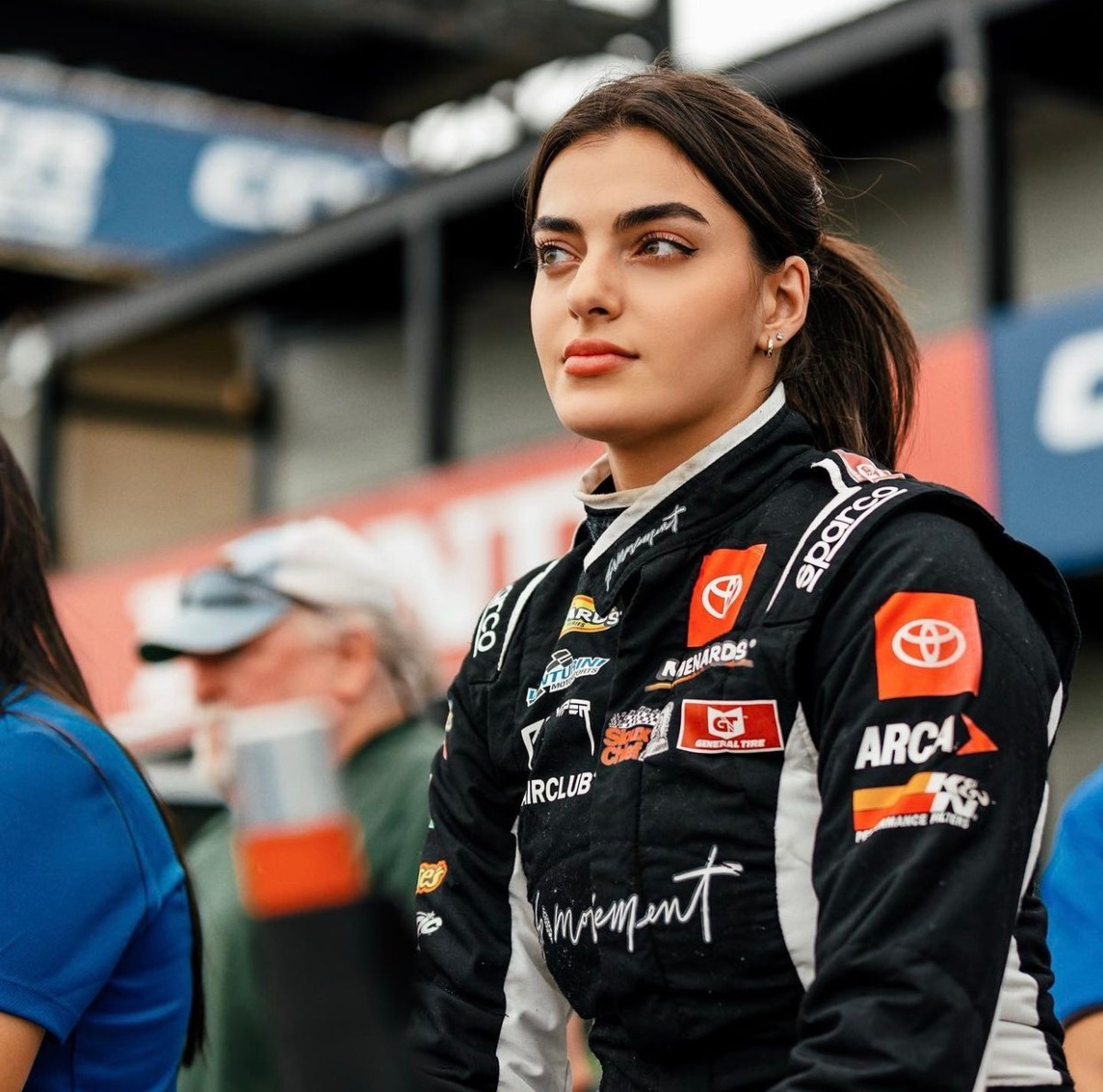 Năm 2021, mỹ nhân làng tốc độ làm nên lịch sử khi trở thành tay đua nữ người Mỹ gốc Arab đầu tiên gia nhập giải đấu danh giá của Hiệp hội Quốc gia về Đua xe ôtô Mỹ (NASCAR). Cô gái 23 tuổi có 19 lần vô địch đường đua USAC.