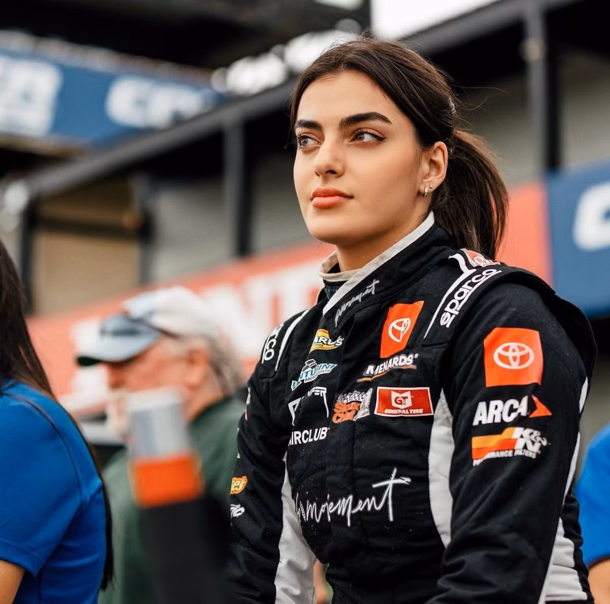 Năm 2021, mỹ nhân làng tốc độ làm nên lịch sử khi trở thành tay đua nữ người Mỹ gốc Arab đầu tiên gia nhập giải đấu danh giá của Hiệp hội Quốc gia về Đua xe ôtô Mỹ (NASCAR). Cô gái 23 tuổi có 19 lần vô địch đường đua USAC.