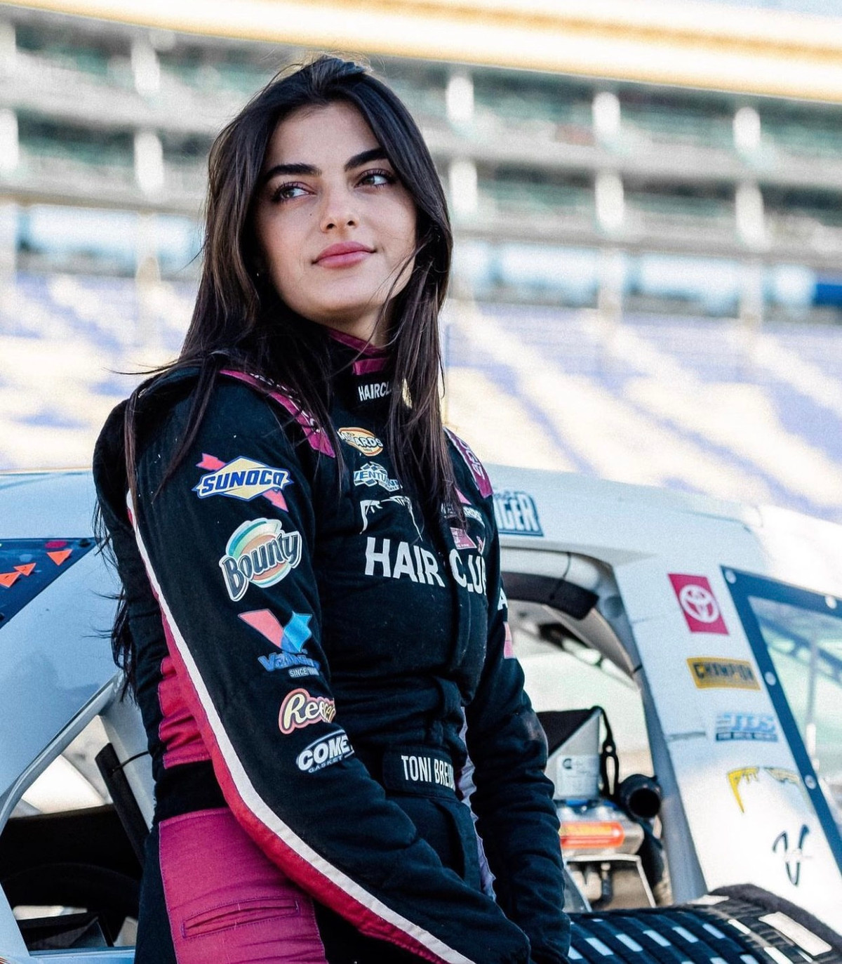 Năm Toni 9 tuổi, cô và chị gái song sinh Annie được bố mua cho chiếc xe go-kart sau khi họ thích thú đua xe tại cơ sở đua xe go-kart ở địa phương. Chị gái Toni cũng trở thành tay đua xe go-kart và USAC.