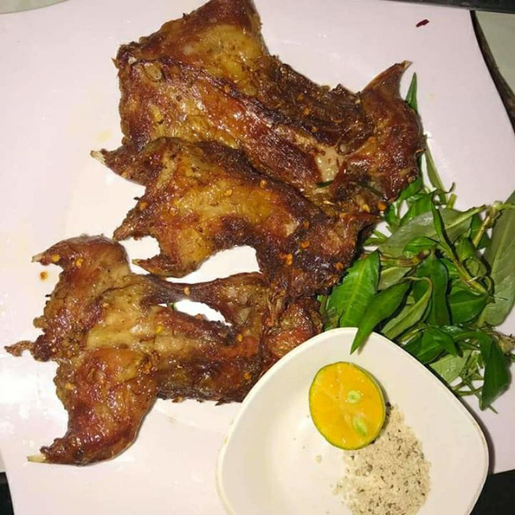 Cách chế biến khô chuột đồng thơm ngon, được dân nhậu truyền tai nhau là vùi vào than nóng, khi chín lấy ra đập dập sạch than chấm muối tiêu chanh