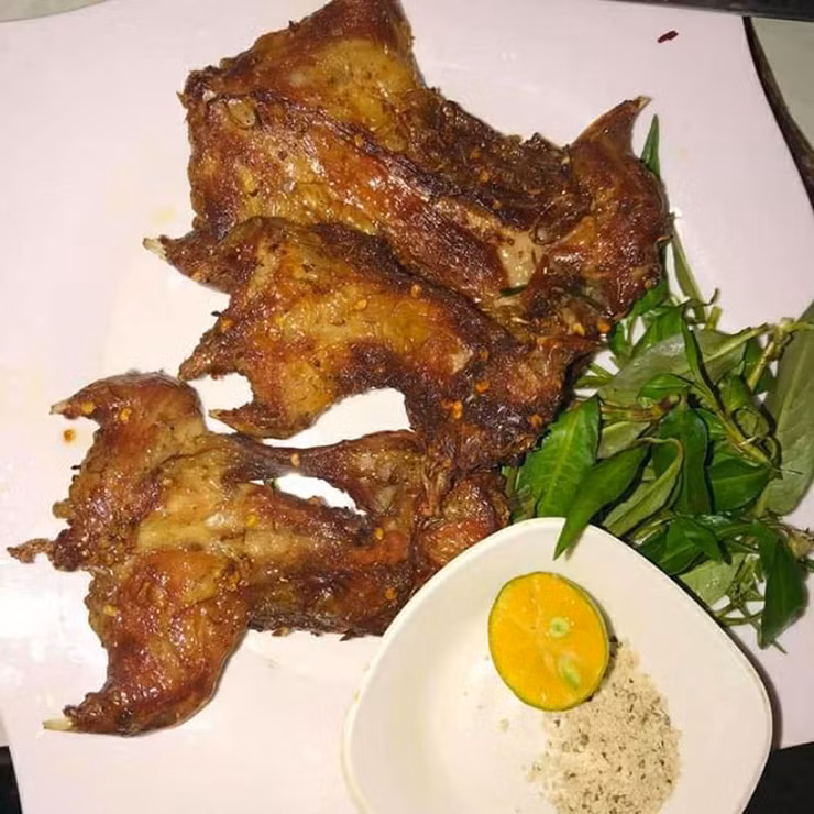 Cách chế biến khô chuột đồng thơm ngon, được dân nhậu truyền tai nhau là vùi vào than nóng, khi chín lấy ra đập dập sạch than chấm muối tiêu chanh