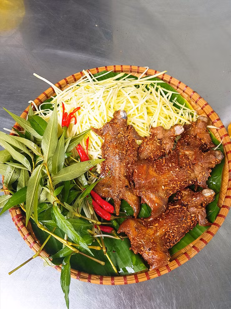 Người miền Tây xem thịt chuột đồng như đặc sản, nhưng đối với nhiều du khách phương xa, việc nếm thử món ăn này là cả một thử thách.