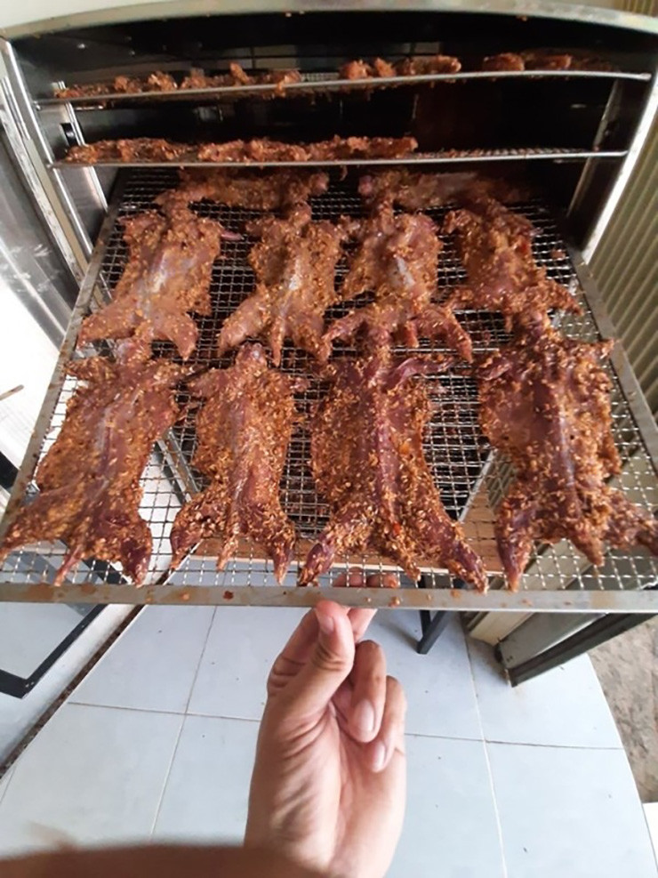 Khô chuột đồng sau khi chế biến ăn rất thơm ngon, thịt mềm, có vị mặn - ngọt - cay - béo vừa phải