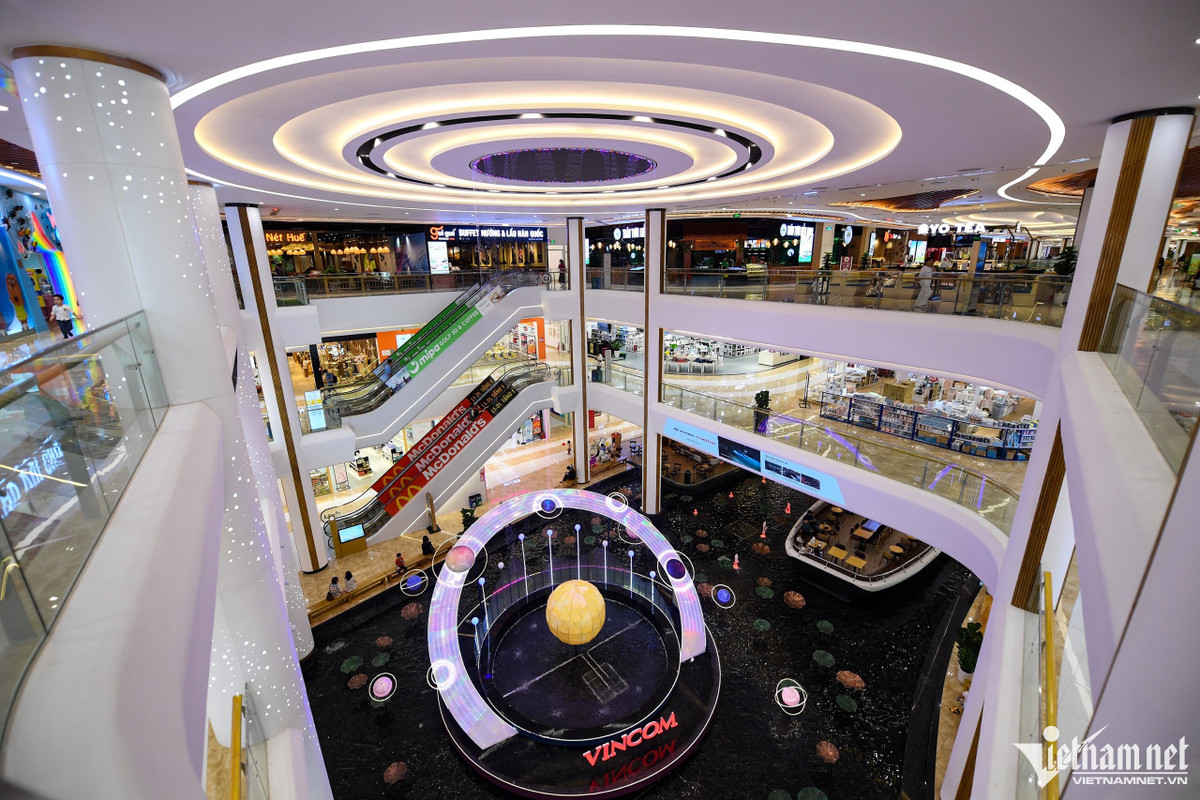 Thời gian gần đây, hình ảnh vắng vẻ xảy ra ở khá nhiều trung tâm thương mại tại Hà Nội. Nổi bật trong số này là một trung tâm thương mại lớn ở khu vực Tây Mỗ (quận Nam Từ Liêm) trưa 22/10.