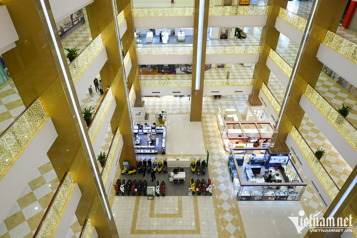 Tình cảnh đìu hiu tại một trung tâm thương mại khác ở phố Nguyễn Chí Thanh (quận Đống Đa), sáng chủ nhật (23/10).