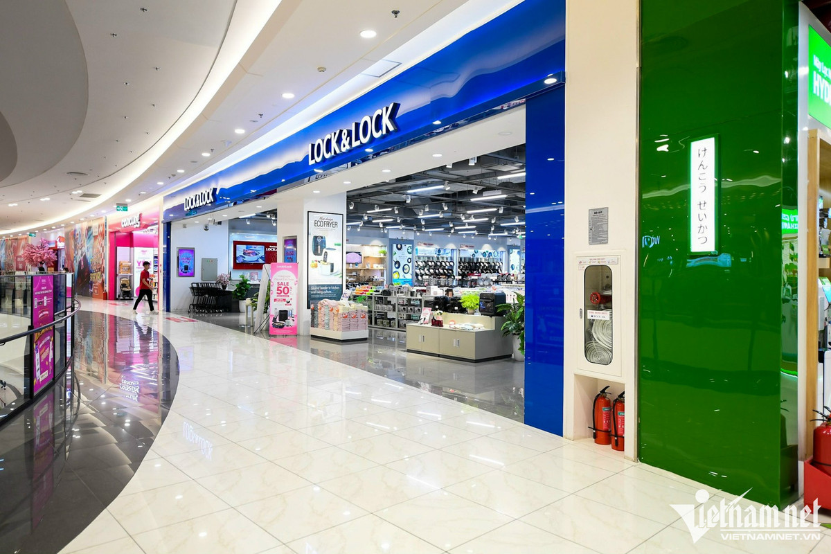 Các dãy hành lang rất ít người lui tới. Thậm chí nhiều gian hàng rộng lớn, nhân viên chỉ có từ 1 đến 2 người túc trực chờ tiếp khách.