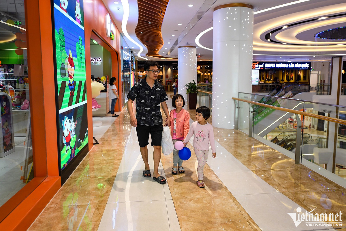 Anh Nam cho con đi chơi cuối tuần bất ngờ với khung cảnh vắng vẻ. “Do mấy hôm trước gió mùa về thời tiết thất thường, 3 chú cháu ngại ra đường. Nay tranh thủ ngày nghỉ tôi mới cho 2 bé đi giải trí”, anh Nam nói.