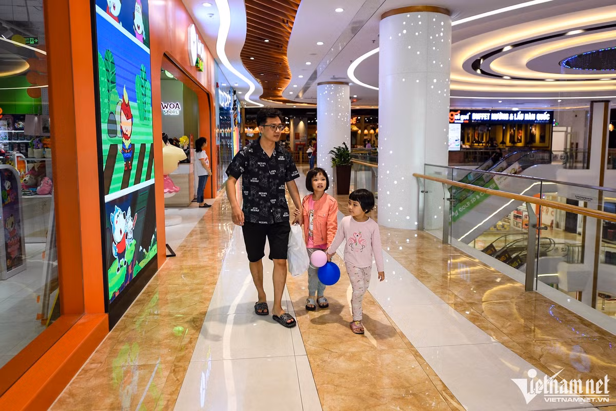 Anh Nam cho con đi chơi cuối tuần bất ngờ với khung cảnh vắng vẻ. “Do mấy hôm trước gió mùa về thời tiết thất thường, 3 chú cháu ngại ra đường. Nay tranh thủ ngày nghỉ tôi mới cho 2 bé đi giải trí”, anh Nam nói.