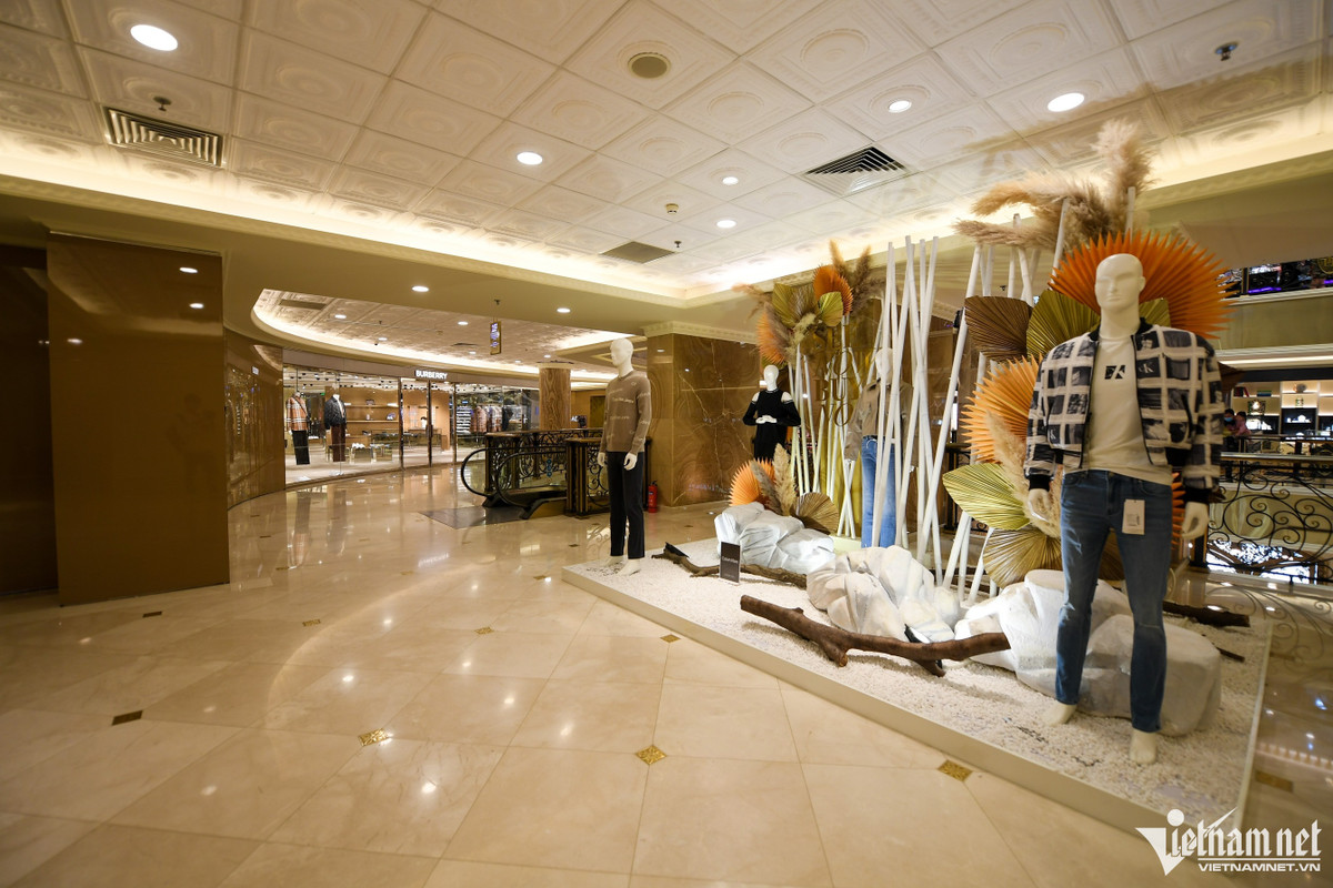 Trung tâm thương mại khác ở phố Tràng Tiền (quận Hoàn Kiếm) sáng chủ nhật (23/10) cũng trong cảnh tương tự. Trong khi đó, ngay bên ngoài là phố đi bộ hồ Gươm thường đông đúc du khách. Các dãy hành lang bên trong trung tâm thương mại này luôn vắng bóng người.