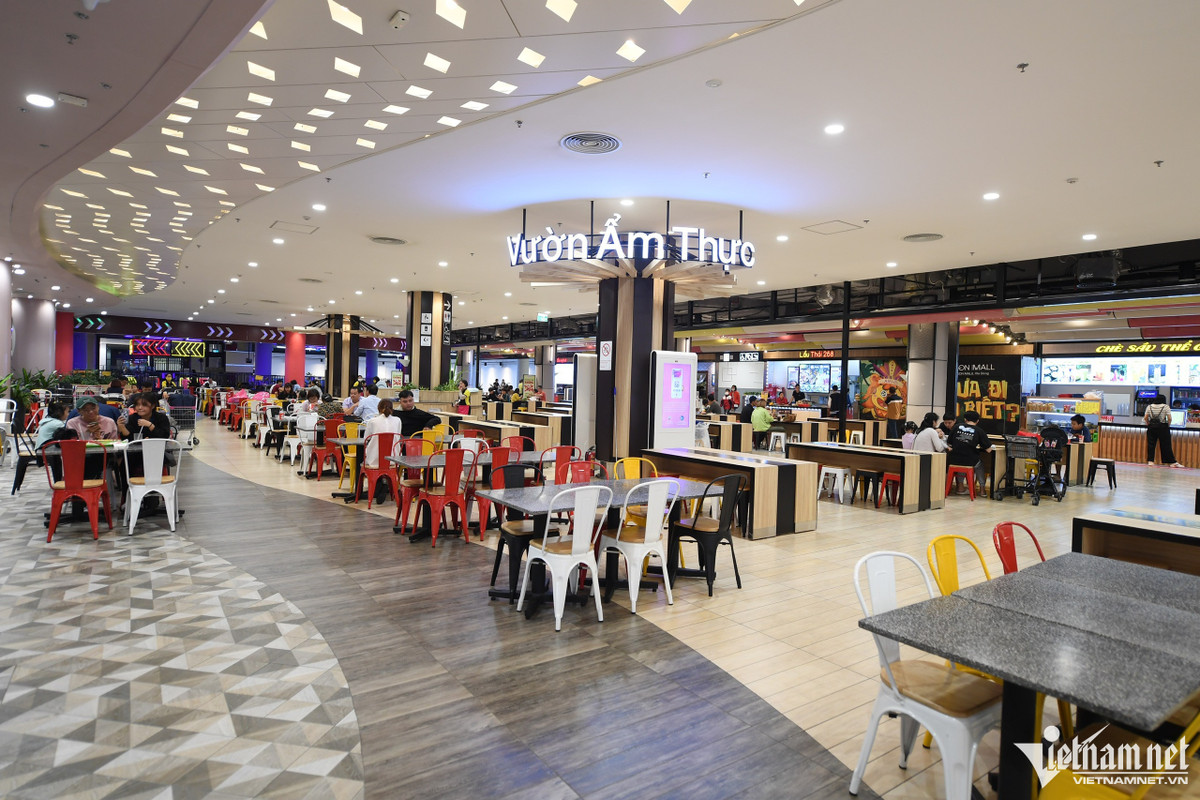 Khu kinh doanh ẩm thực tại một trung tâm thương mại khác ở Dương Nội (quận Hà Đông) mặc dù trong giờ cao điểm trưa 23/10 vẫn thừa rất nhiều bàn.