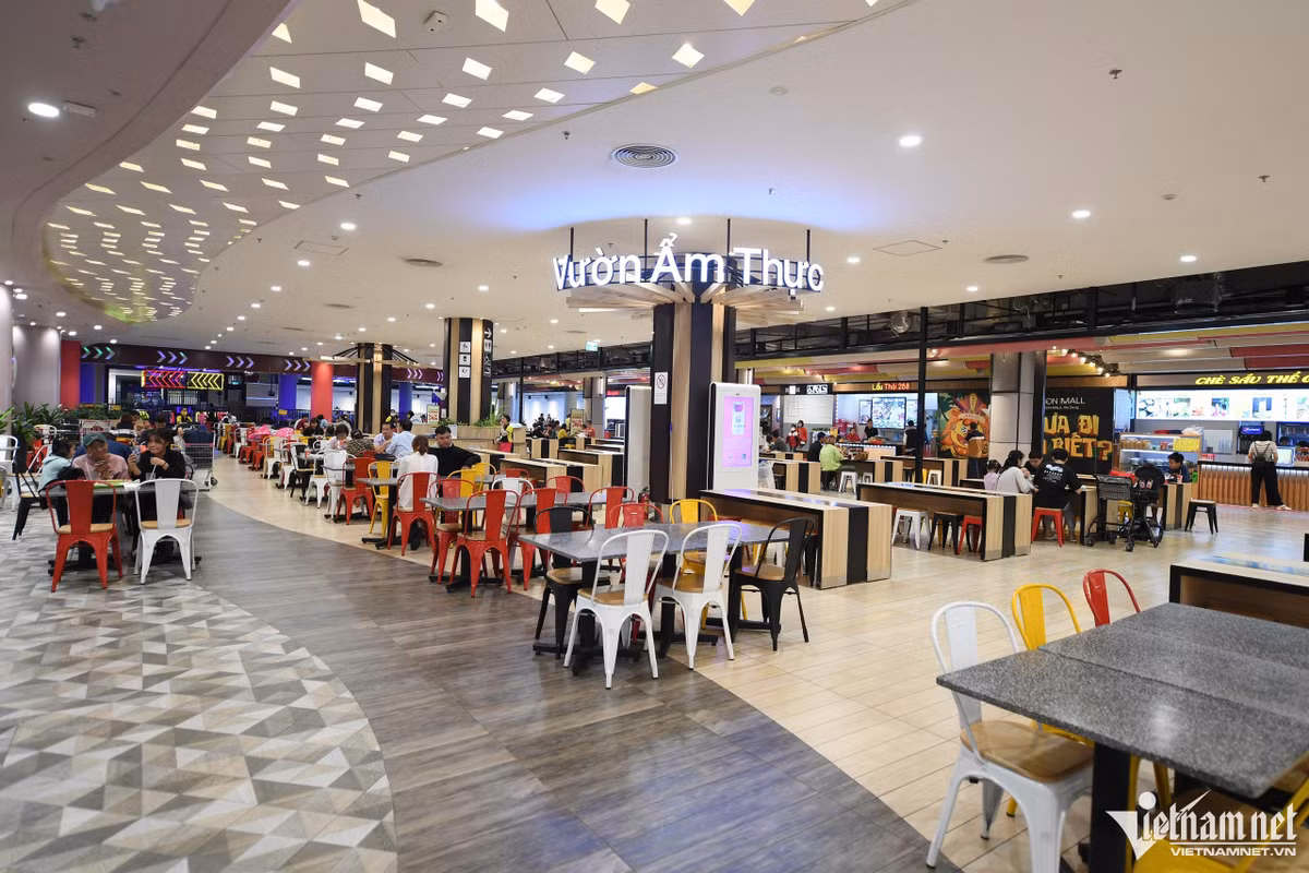 Khu kinh doanh ẩm thực tại một trung tâm thương mại khác ở Dương Nội (quận Hà Đông) mặc dù trong giờ cao điểm trưa 23/10 vẫn thừa rất nhiều bàn.