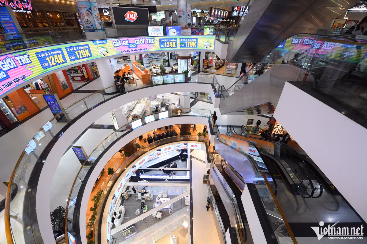 Cảnh vắng vẻ này cũng diễn ra tương tự tại một trung tâm thương mại trên phố Phạm Ngọc Thạch (quận Đống Đa). Hoàng và Quyên chọn trung tâm thương mại là địa điểm hẹn hò. “Tôi thấy hôm nay không đông như các tuần trước. Bình thường mọi lần tôi đi ăn trong này thường phải đợi lâu”, Hoàng chia sẻ.