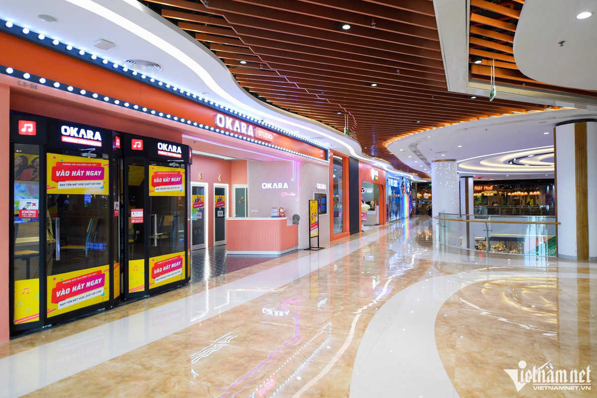 Các lối đi, dãy hành lang luôn trống trơn.