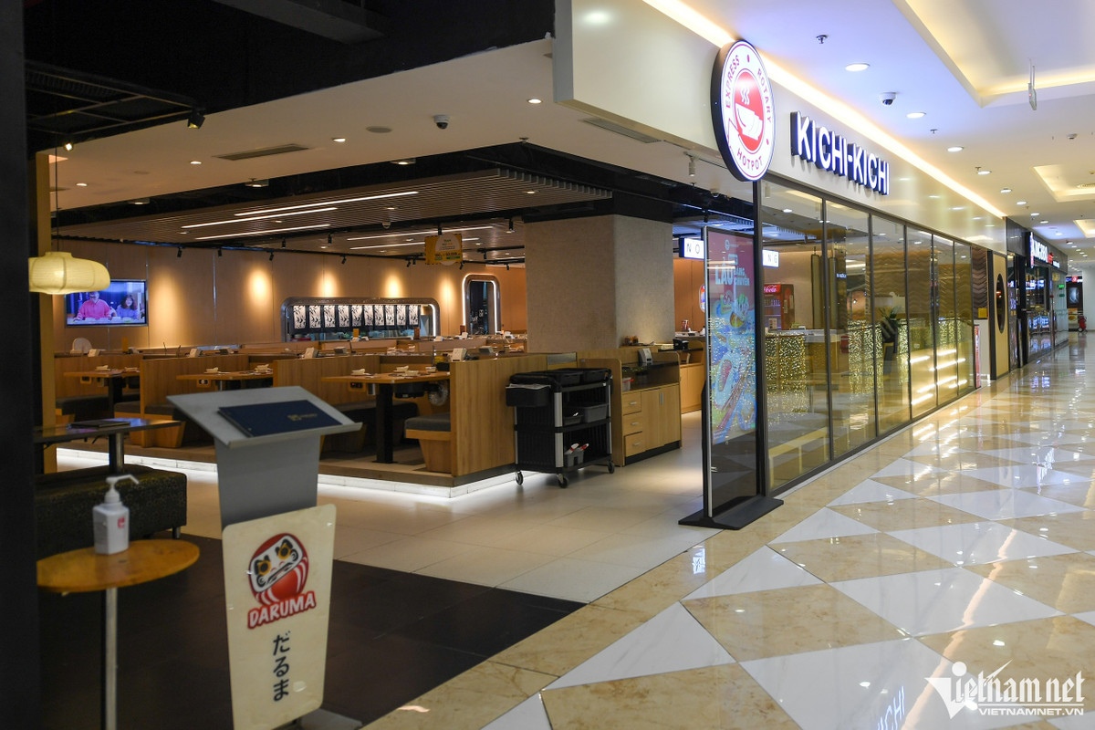 Lúc 11h trưa, khu vực kinh doanh ẩm thực vẫn vắng bóng khách. Viết Toàn (nhân viên cửa hàng) cho biết, khách đến dịp cuối tuần có giảm hơn so với trước đây nhưng nhỉnh hơn so với ngày thường. “Doanh thu hôm được hôm không, số lượng bán ra sau dịch đang kém hơn trước thời dịch Covid-19 khá nhiều”, Toàn chia sẻ.