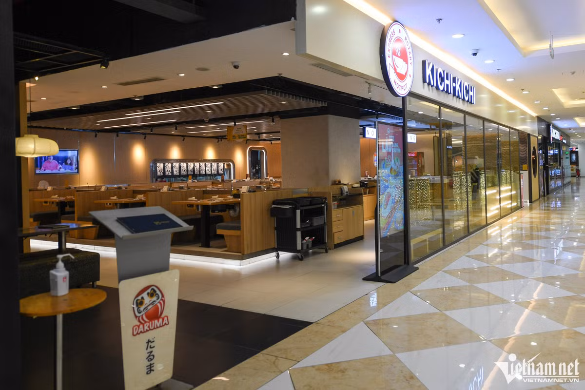 Lúc 11h trưa, khu vực kinh doanh ẩm thực vẫn vắng bóng khách. Viết Toàn (nhân viên cửa hàng) cho biết, khách đến dịp cuối tuần có giảm hơn so với trước đây nhưng nhỉnh hơn so với ngày thường. “Doanh thu hôm được hôm không, số lượng bán ra sau dịch đang kém hơn trước thời dịch Covid-19 khá nhiều”, Toàn chia sẻ.