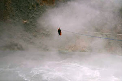 Hồ sôi của Dominica luôn trong tình trạng “sôi sùng sục” do được tạo thành bởi hoạt động núi lửa. Cách duy nhất đi qua hồ là trượt bằng dây cáp.