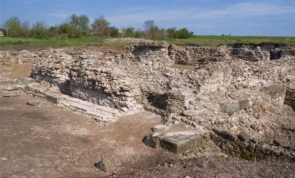 Máy đổ bê tông xây dựng đã làm lộ ra một ngôi mộ cổ tại thị trấn Debelt, Bulgaria. Các nhà khảo cổ cho rằng đó là mộ của quân lính Augustus, Debelt dưới thời đế chế La Mã. Trong mộ còn có trang sức, thuốc và huy chương vàng.