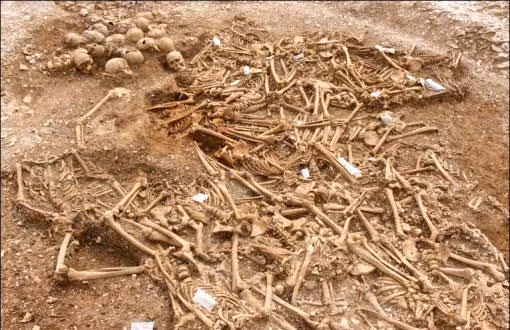 Sau khi phân tích sâu hơn , các nhà khảo cổ xác định rằng đây có thể là mộ của Jomsvikings , một nhóm khủng bố tàn nhẫn từng hoạt động trên bờ biển nước Anh vào khoảng năm 1000.