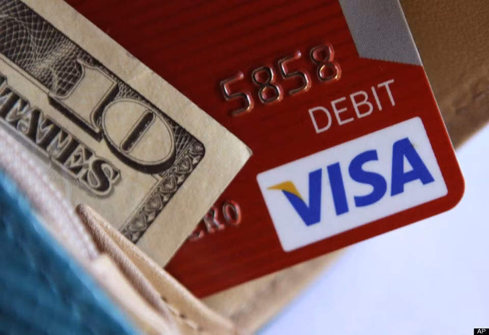 Chip RFID (nhận dạng bằng tần số vô tuyến) được sử dụng rất nhiều trong hộ chiếu, chứng minh thư, thẻ tín dụng và giấy tờ đi lại. Tuy nhiên, bạn không cần quá lo lắng, ví khóa RFID sẽ tạo ra một chiếc lồng Faraday bảo vệ thông tin của bạn an toàn trước mọi máy quét.