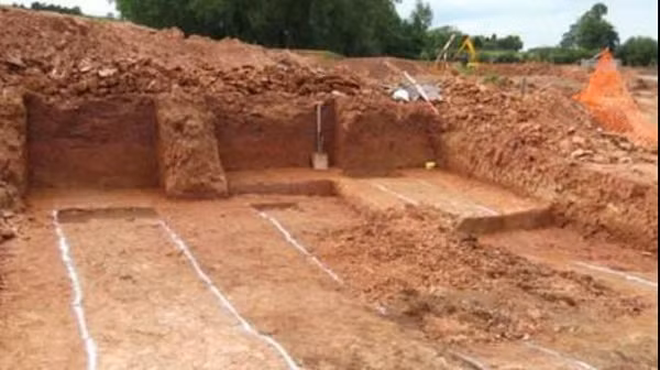 Kiến trúc cổ được phát hiện tại thị trấn Monmouth , xứ Wales được cho là từ thời kỳ đồ đá với niên đại khoảng 6.500 năm tuổi.