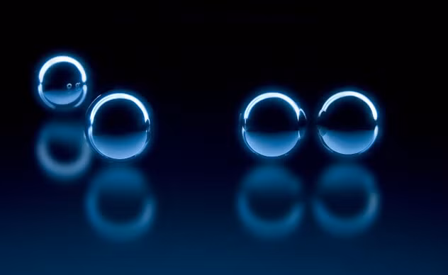 Bằng cách sử dụng trường điện từ để phản ánh các nguyên tử trung lập, các nhà khoa học có thể biến một tấm gương thông thường thành “gương nguyên tử”, phản ánh vật chất.