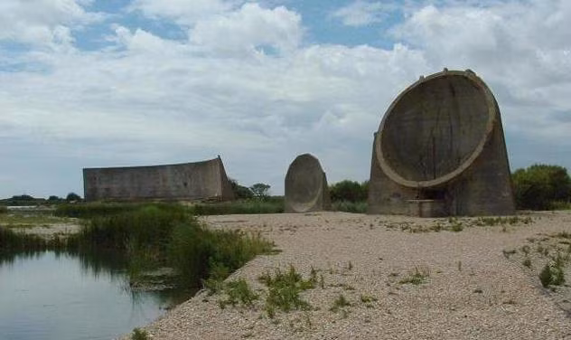 Ngoài ánh sáng, còn có loại gương phản chiếu âm thanh được gọi là “gương âm thanh” – từng được dùng ở Anh trong Thế chiến thứ 2.