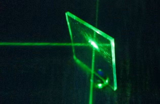  Gương không chỉ phản chiếu ánh sáng, âm thanh, mà quan trọng hơn còn có thể chia các chùm ánh sáng.