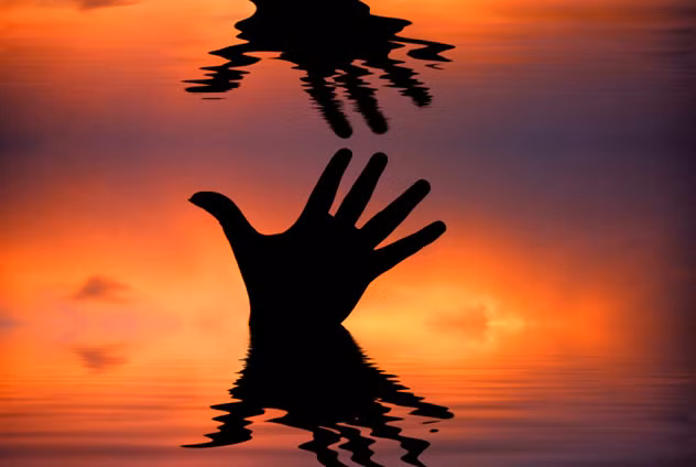  Gương còn có tác dụng chữa bệnh chi ảo cho những người đã bị mất đi một cánh tay hoặc cánh chân nhưng vẫn có cảm giác chân/tay bị mất đó vẫn còn dính trên cơ thể.