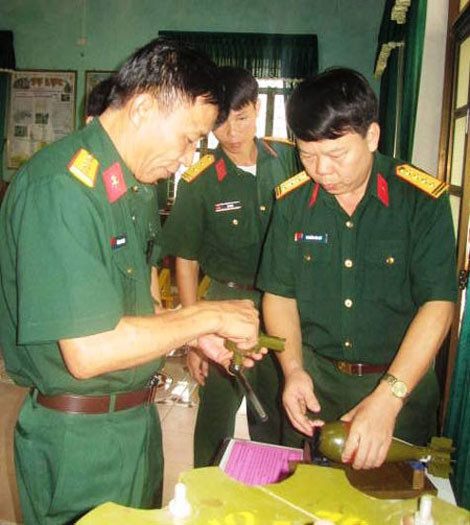 Đoàn công tác Cục Quân khí kiểm tra sáng kiến thiết bị tháo nút phòng ẩm đạn cối của Kho KV2.