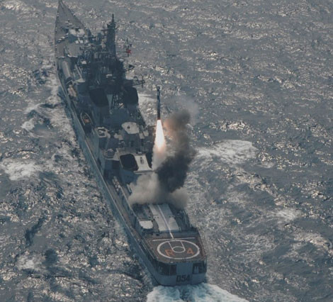 BrahMos rời bệ phóng thẳng đứng trên tàu khu trục Hải quân Ấn Độ.