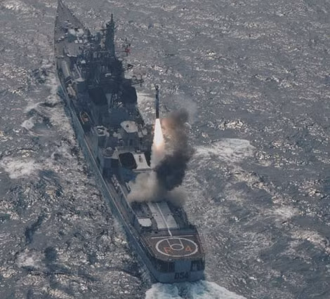 BrahMos rời bệ phóng thẳng đứng trên tàu khu trục Hải quân Ấn Độ.