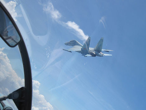 Đôi cánh Su-30MK2 bay tuần tiễu Trường Sa.