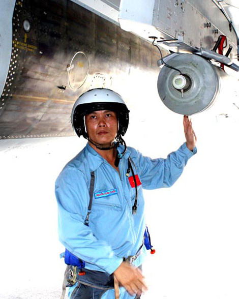 Phi công Su-30MK2 Nguyễn Xuân Tuyến.