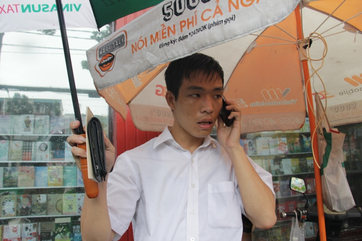 Tài xế Nguyễn văn Khôi bàng hoàng sau sự cố. Tài xế Nguyễn văn Khôi bàng hoàng sau sự cố.