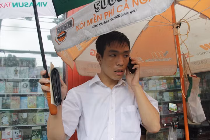 Tài xế Nguyễn văn Khôi bàng hoàng sau sự cố.