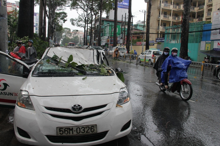 Hai vợ chồng hành khách và đứa con gái nhỏ may mắn thoát chết trong gang tấc. Hai vợ chồng hành khách và đứa con gái nhỏ may mắn thoát chết trong gang tấc.
